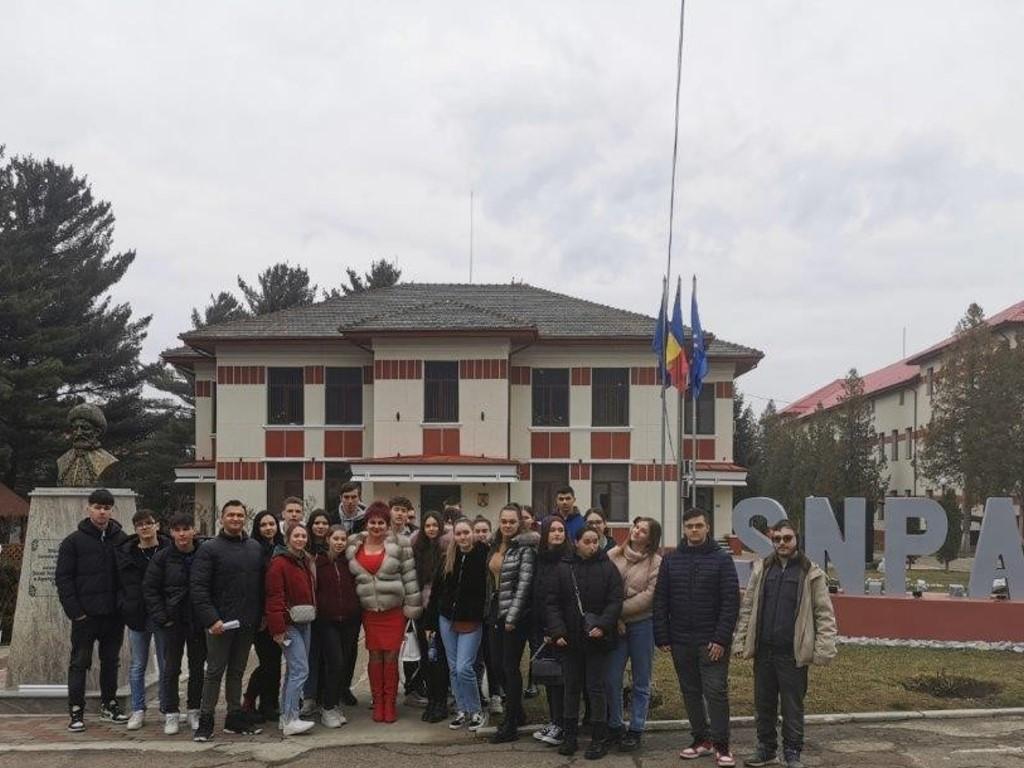 160 de elevi de liceu și gimnaziu au vizitat Școala Națională de Pregătire a Agenților de Penitenciare Târgu Ocna în cadrul programului ”Săptămâna Altfel”